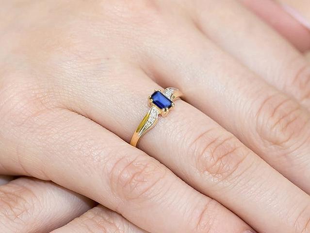 Złoty pierścionek zaręczynowy z szafirem: klasyka czy nowoczesność?