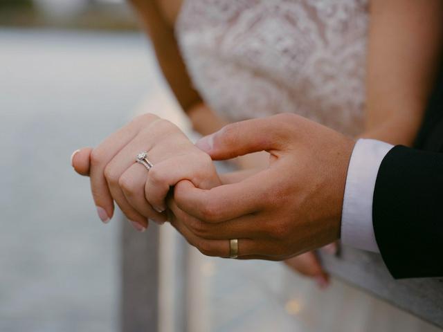 Jak wybrać idealny pierścionek zaręczynowy z cyrkonią?