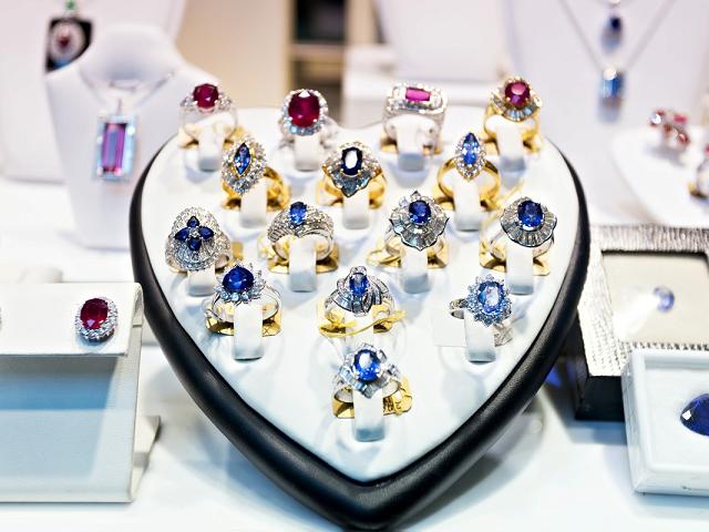 Historia i symbolika pierścionka zaręczynowego z szafirem