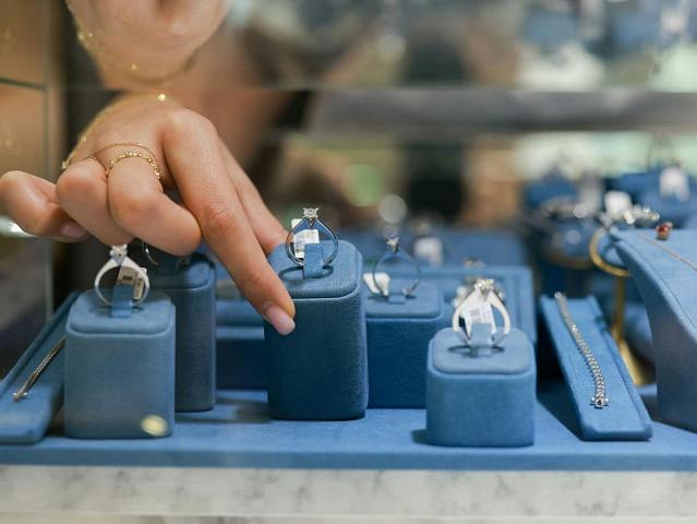 Jak wybrać idealny pierścionek zaręczynowy?