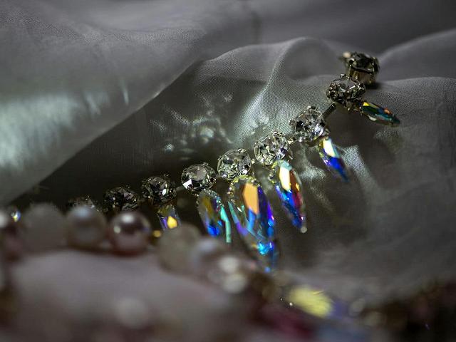 Jak dbać o biżuterię z kryształami Swarovski, by zachowała blask po codziennym noszeniu